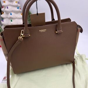 Burberry women’s Banwell, leather and canvas shoulder bag made in Italy NWT